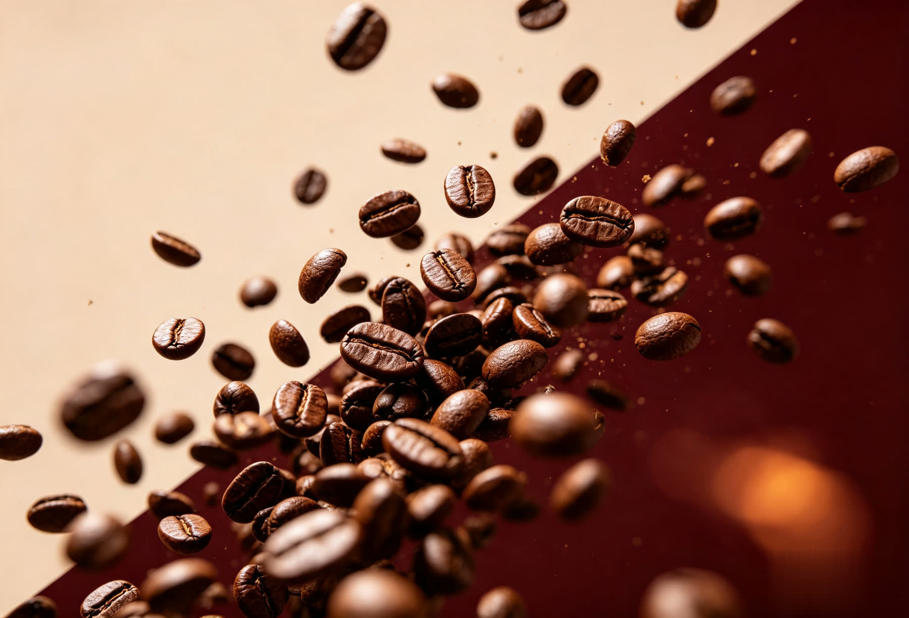 Granos de café de especialidad cayendo — La Fragata Café